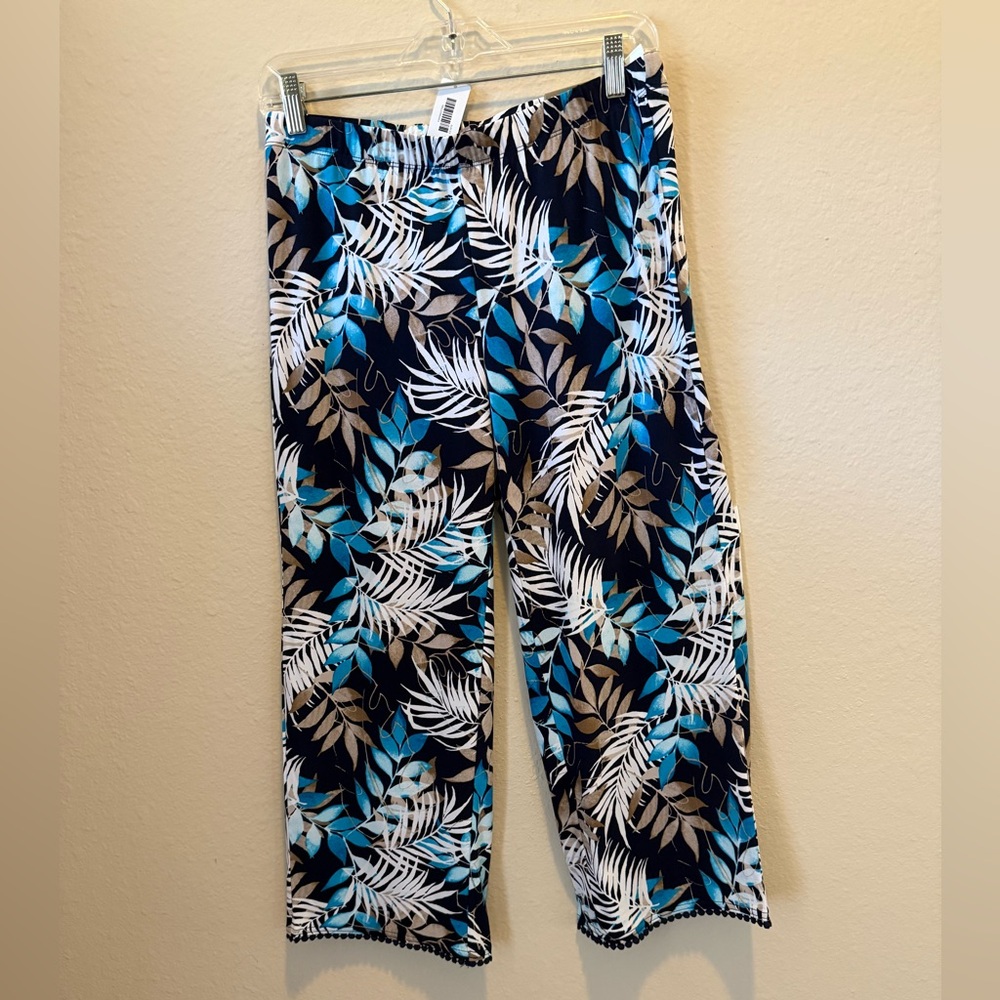 Chicos Tropical Leaf Print Cropped Pants, Size 0 (Size 4) -- Relaxed fit